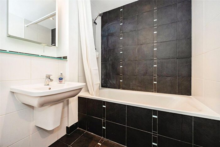 1 Bedroom Flat For Sale In Gunwharf Quays, Portsmouth, Hampshire, PO1