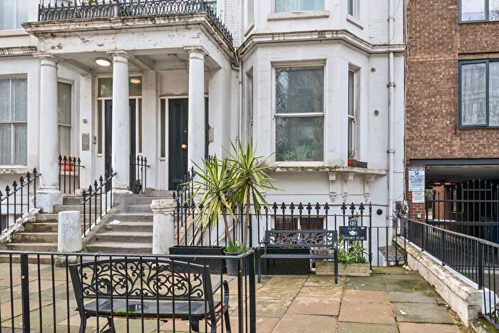 2 Bedroom Flat For Sale In Earls Court Road, London, W8