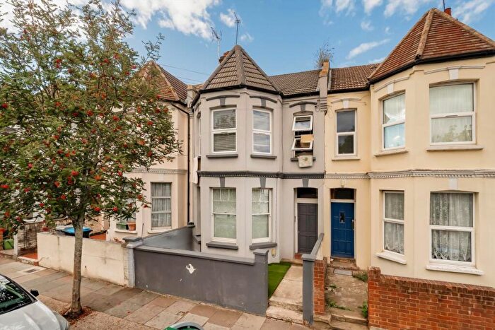2 Bedroom Flat For Sale In Crownhill Road, Harlesden, NW10