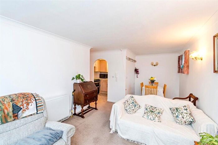 2 Bedroom Apartment For Sale In Chestnut Court (Southampton), Southampton, SO17