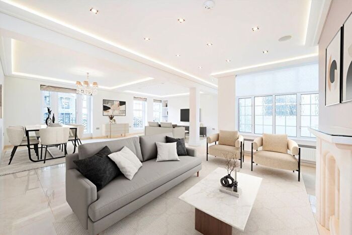 4 Bedroom Flat To Rent In Berkeley Court, Marylebone, NW1