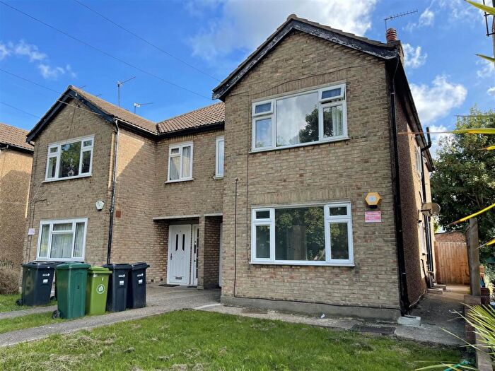 2 Bedroom Flat To Rent In Madeira Grove, Woodford Green, IG8