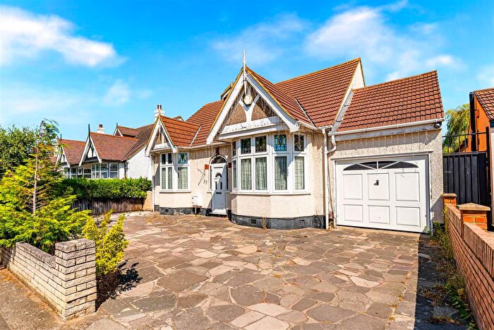 5 Bedroom Bungalow For Sale In Westrow Gardens, Seven Kings, IG3