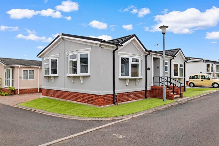 2 Bedroom Park Home For Sale In Sunset Drive, Dodwell, Stratford-Upon-Avon, CV37