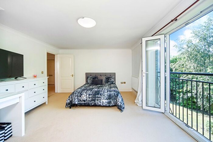 2 Bedroom Flat To Rent In Oatlands Chase, Weybridge, KT13