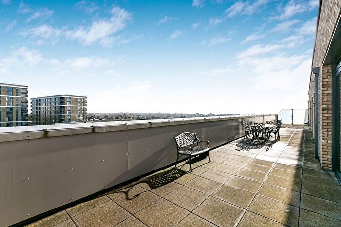 3 Bedroom Flat For Sale In Fairfield Avenue, Staines-Upon-Thames, Surrey, TW18