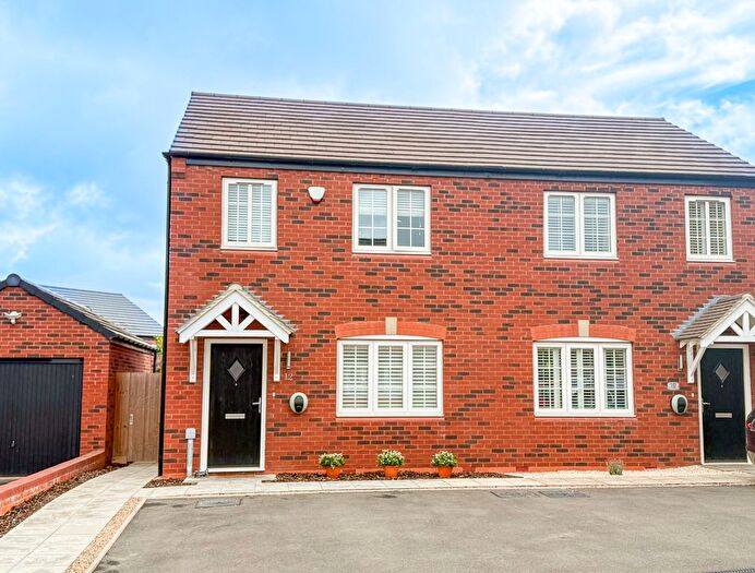 3 Bedroom Semi-Detached House For Sale In Blackberry Way, Cubbington, CV32