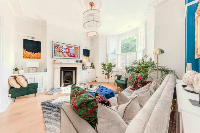 2 Bedroom Flat To Rent In Battersea Bridge Road, Battersea, London, SW11