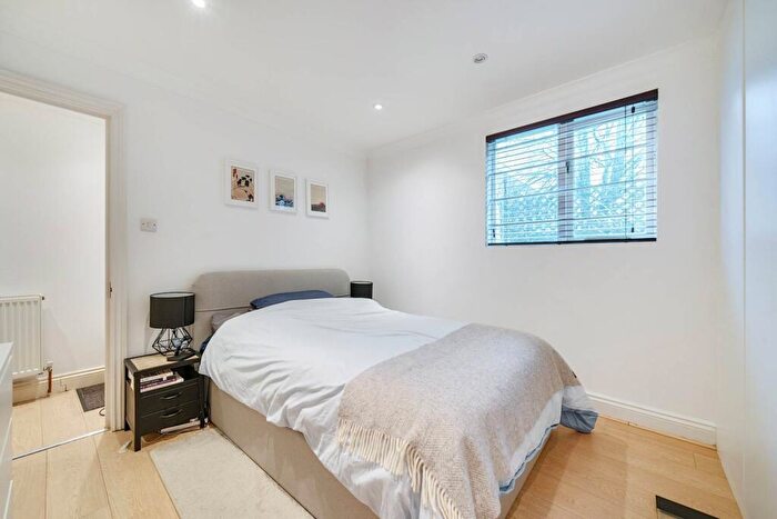 2 Bedroom Maisonette For Sale In Balls Pond Road, Islington, London, N1