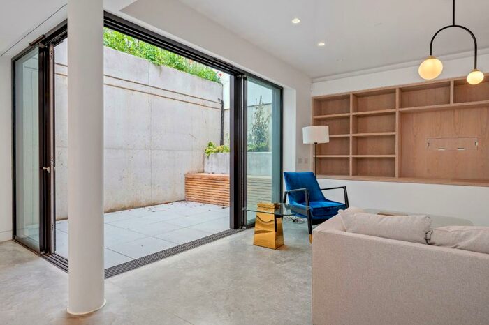 3 Bedroom Mews To Rent In Chadwell Mews, London, EC1R