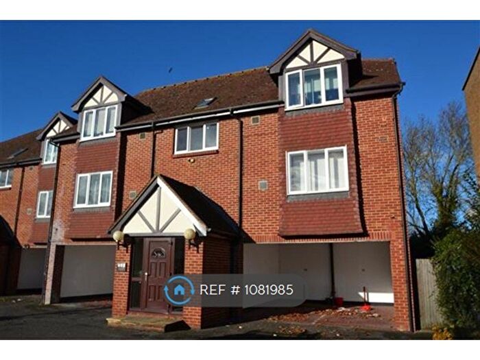 Studio To Rent In Thackeray Lodge, Feltham, TW14
