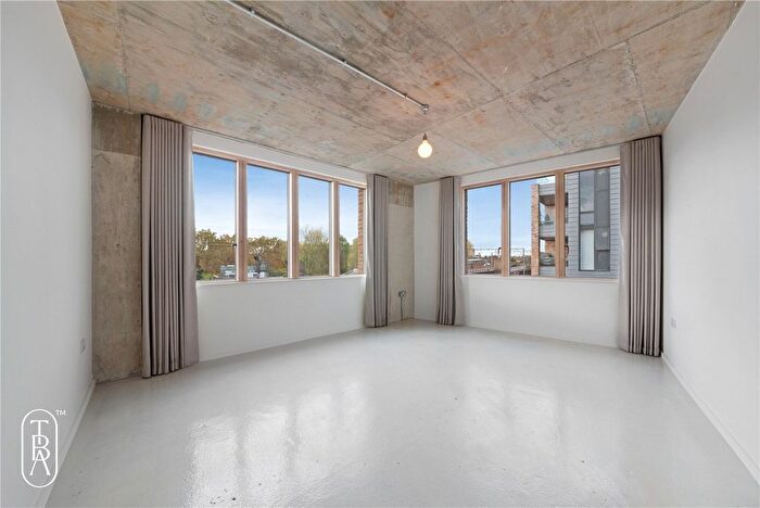 3 Bedroom Flat To Rent In London Lane, London, E8