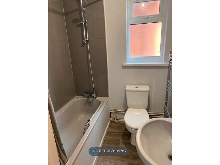 1 Bedroom Flat To Rent In The Drive, Rochford, SS4