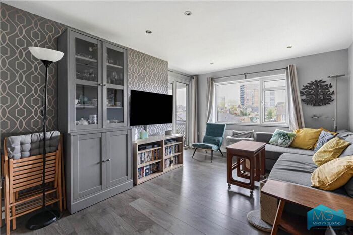 3 Bedroom Apartment For Sale In Chapel Court, London, N2