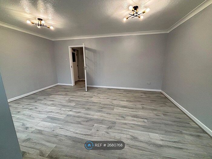 2 Bedroom Flat To Rent In Dovehouse Close, Whitefield, Manchester, M45