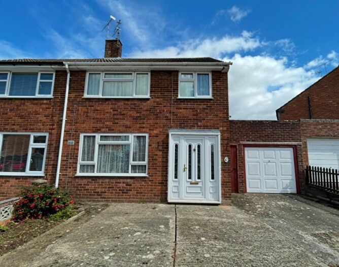 3 Bedroom Semi Detached House For Sale In Highfield Road, Leighton Buzzard, Bedfordshire, LU7