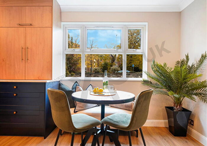 1 Bedroom Flat For Sale In Bunns Lane, Mill Hill, North West London, NW7
