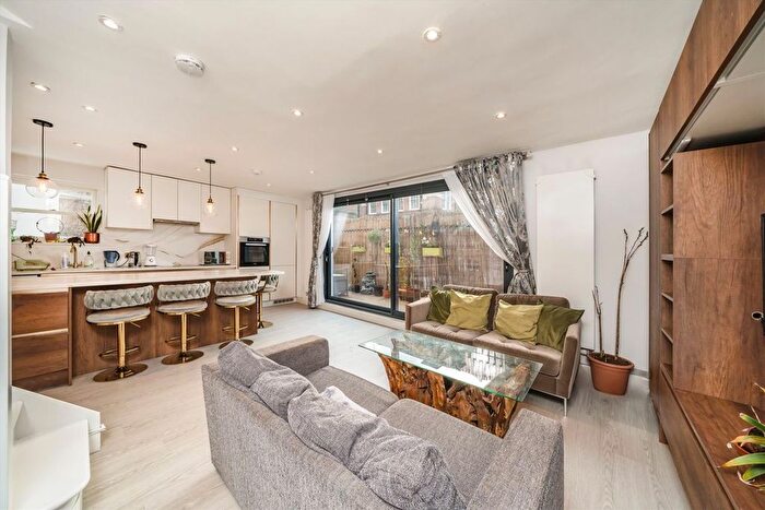 2 Bedroom Flat To Rent In Colville Terrace, London, W11