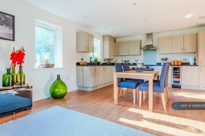 2 Bedroom Flat To Rent In Linnell Court, Redhill, RH1