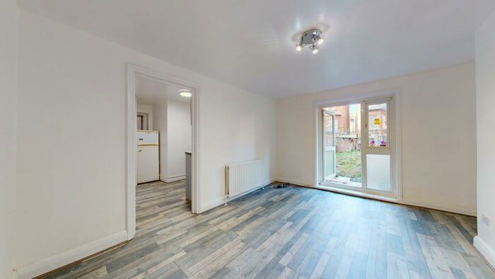 2 Bedroom Ground Flat To Rent In High Road, NW10