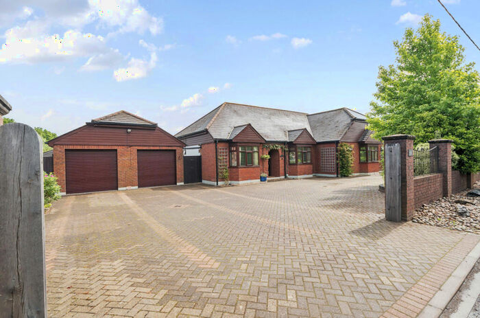 4 Bedroom Bungalow For Sale In Funtley Road, Fareham, Hampshire, PO15