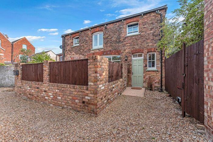 2 Bedroom Coach House For Sale In Heneage Road, Grimsby, DN32