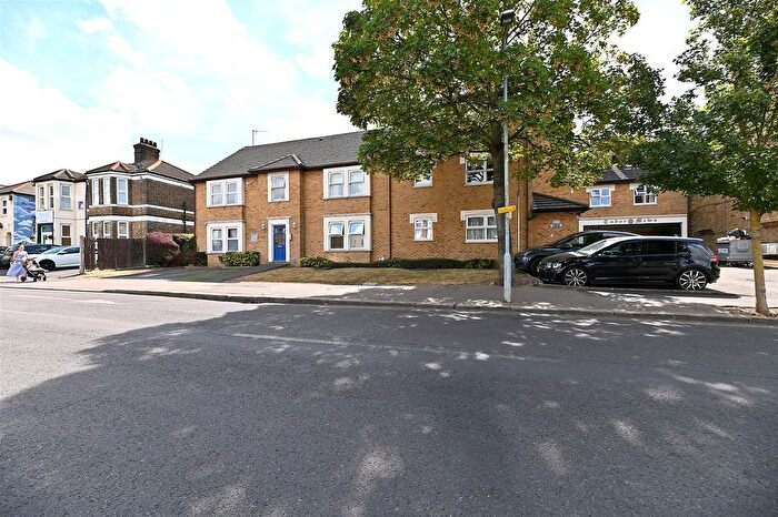 2 Bedroom Flat To Rent In Tudor Mews, Romford, RM1
