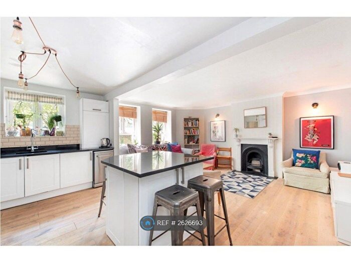 3 Bedroom Flat To Rent In New Park Road, London, SW2