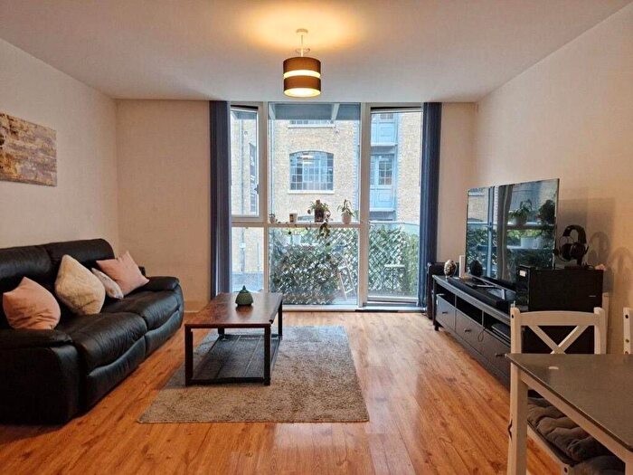 2 Bedroom Flat For Sale In Gowers Walk, Tower Hamlets, London, E1