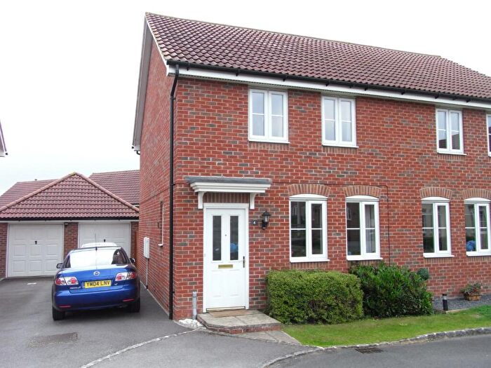 3 Bedroom Semi-Detached House To Rent In Pippin Grove, Shinfield, RG2