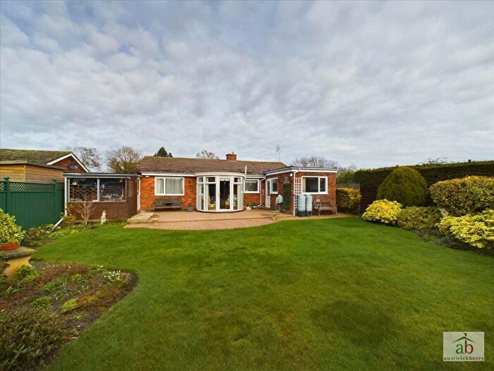 3 Bedroom Bungalow For Sale In West Mill Green, Bentley, IP9