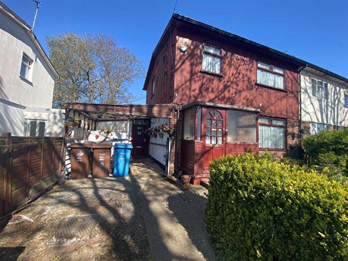 3 Bedroom Semi Detached House For Sale In Holm Garth Drive, Hull, East Yorkshire, HU8