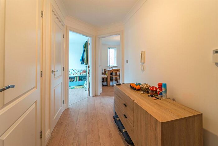 2 Bedroom Apartment To Rent In Waterside, Sale, M33