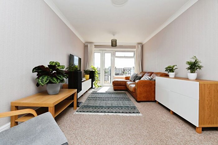 2 Bedroom Flat For Sale In Essex Close, Rayleigh, Essex, SS6