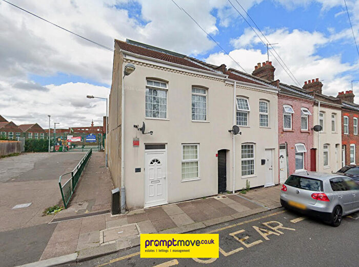 4 Bedroom End Of Terrace House To Rent In Hampton Road Luton, LU4