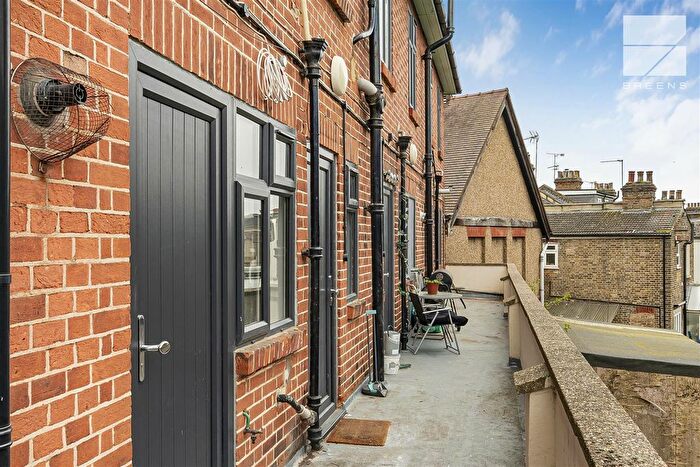 2 Bedroom Flat For Sale In Broadway Parade, Highams Park, E4