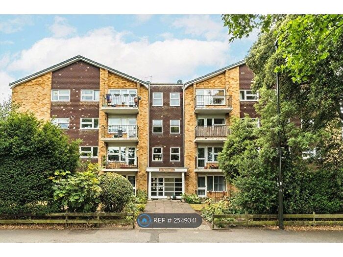 3 Bedroom Flat To Rent In Kingsdown, London, SW19