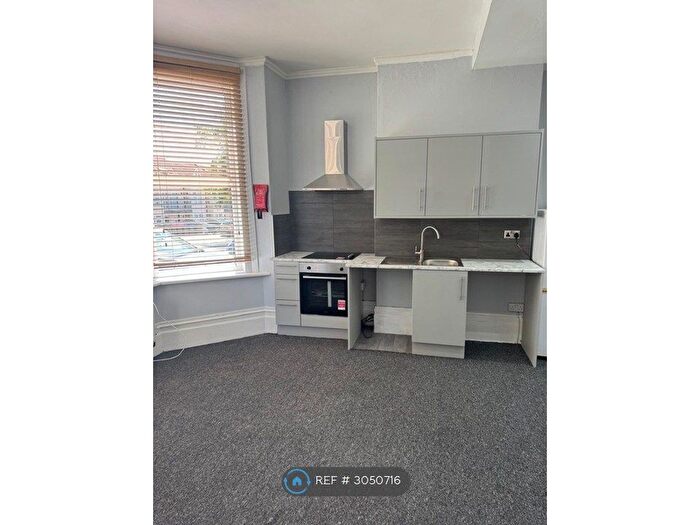 Studio To Rent In Pembury Road, Westcliff-On-Sea, SS0