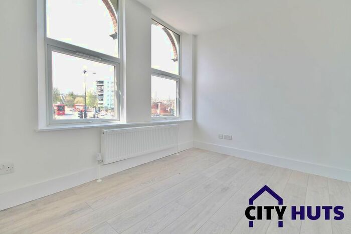 3 Bedroom Flat To Rent In Turnpike Lane, London, N8