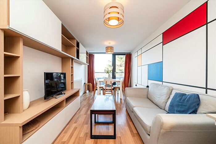 1 Bedroom Flat For Sale In Bloemfontein Road, Shepherd's Bush, W12