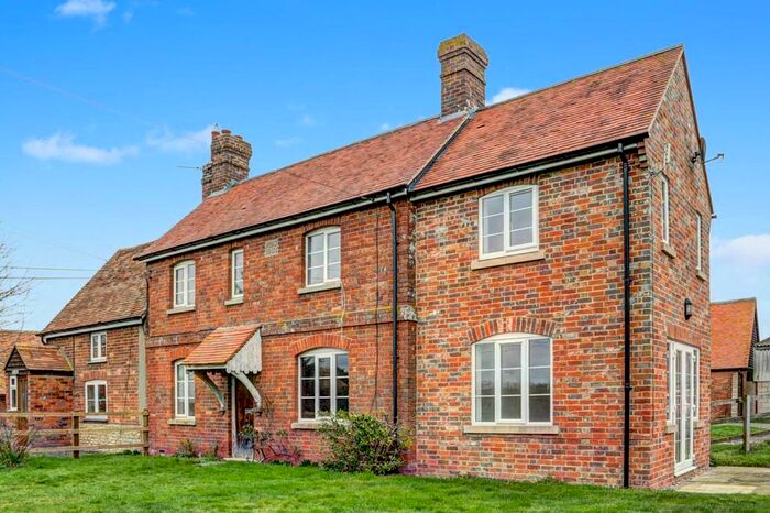 3 Bedroom Semi-Detached House To Rent In Emmington, Chinnor OX39