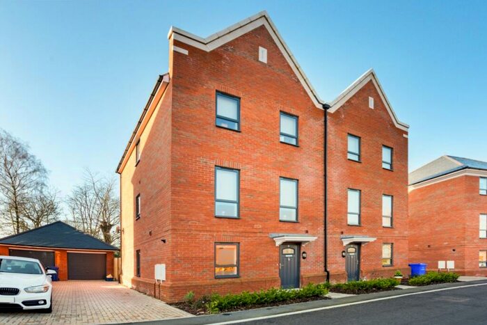 4 Bedroom Town House To Rent In Darbyshire Road Aldershot, GU11