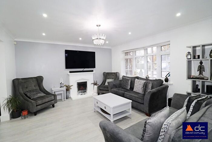 5 Bedroom Detached House For Sale In Squirrels Close, Uxbridge, UB10