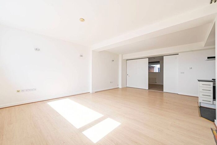 2 Bedroom Flat For Sale In Shaftesbury Road, Forest Gate, London, E7