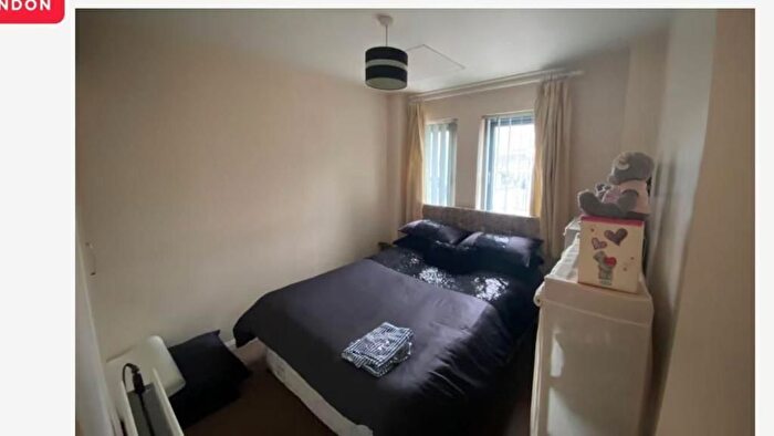 Studio For Sale In East Croydon Station, London, CR0