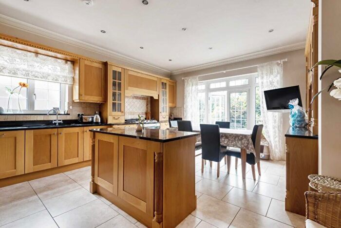 6 Bedroom Semi-Detached House To Rent In Cat Hill, Barnet, North London, EN4