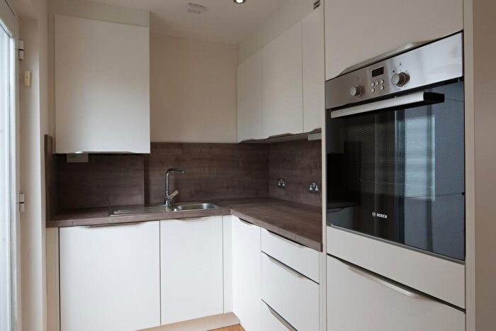 Flat To Rent In Delta Court, Coles Green Road, NW2