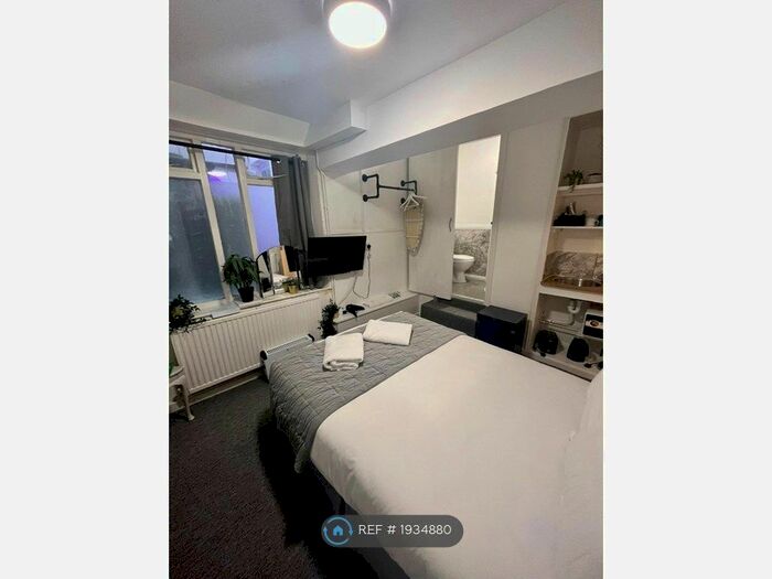 2 Bedroom Studio To Rent In &amp; Garden, Brighton &amp; Hove, BN3
