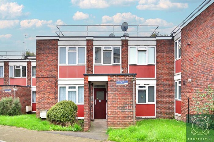1 Bedroom Apartment For Sale In Tredegar Road, London, N11