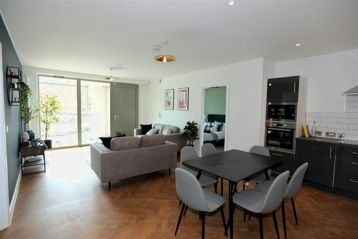 3 Bedroom Flat To Rent In Broadside, Oldham Road, New Cross, M4